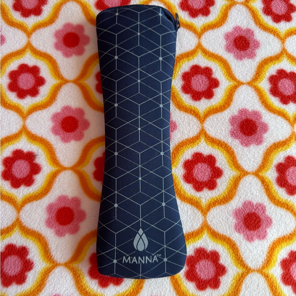Manna Navy Geometric Metal Straw Travel case